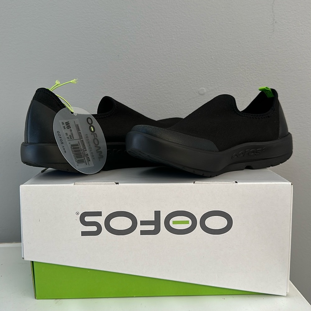 NWT Women’s Oofos OOMG EEZEE low shoe Black Size 6